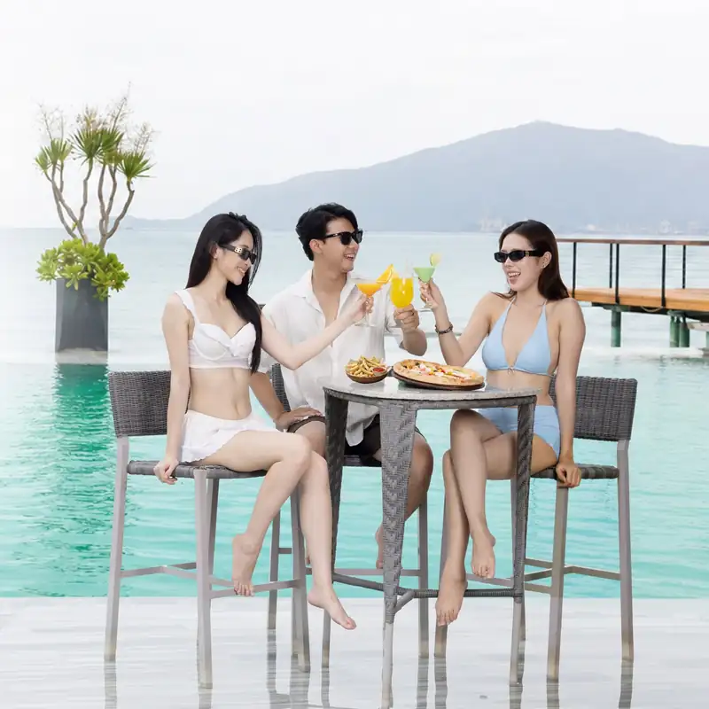 Nhóm bạn uống nước ở Nami Beach Club
