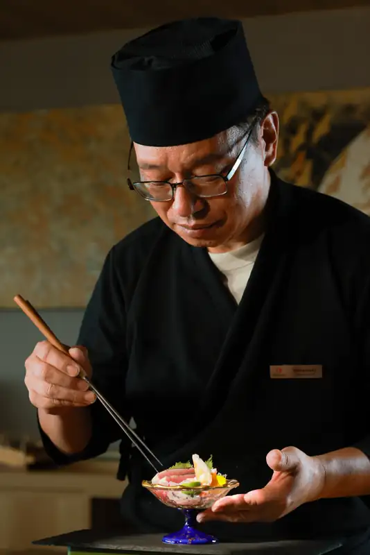 Đầu bếp Nhật chuẩn bị sushi ở Sushi TAMAHIME