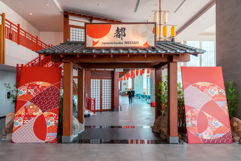 Cổng gỗ kiểu Nhật trong khu sảnh Mikazuki Đà Nẵng