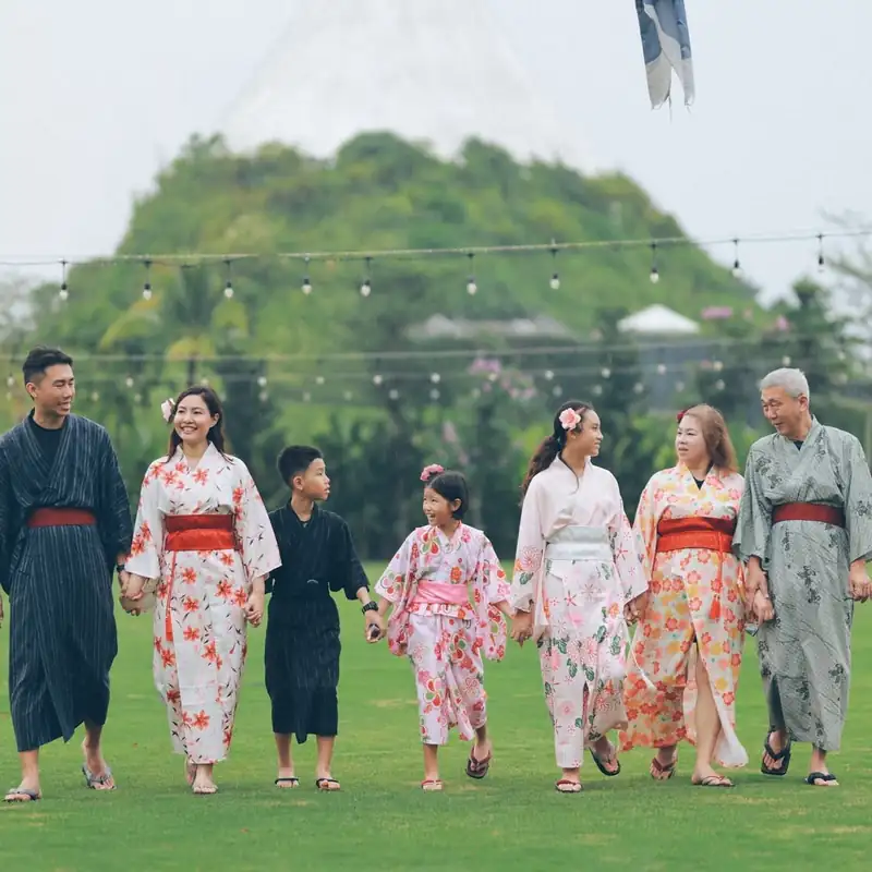 Gia đình mặc yukata dạo bãi cỏ Fuji ở Mikazuki Đà Nẵng