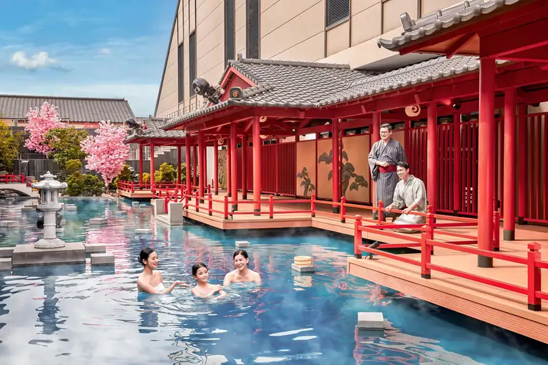 Bể onsen ngoài trời và hành lang gỗ kiểu Nhật, Mikazuki Đà Nẵng