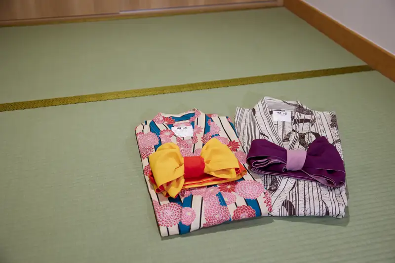 Yukata chuẩn bị sẵn trên chiếu tatami phòng Japanese Suite