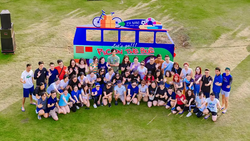 Đoàn team building chụp ảnh trên bãi cỏ Mikazuki Đà Nẵng