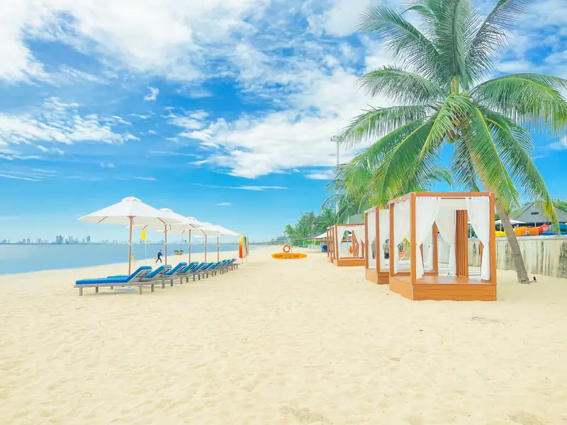 Cabana và ghế tắm nắng trên bãi biển Mikazuki
