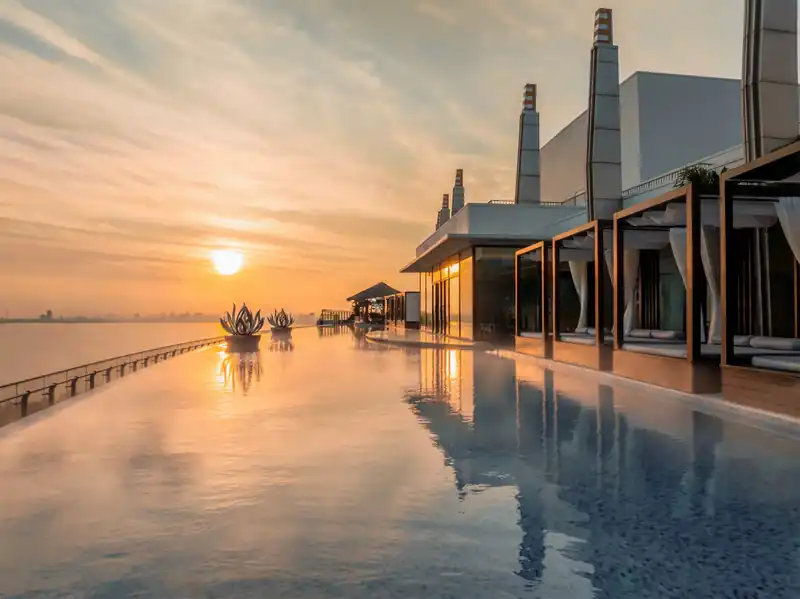 Hồ bơi vô cực tầng 22 lúc hoàng hôn, Mikazuki Đà Nẵng