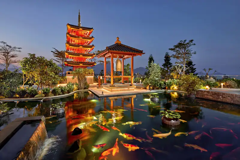 Vườn Nhật buổi tối với tháp chùa đỏ và hồ cá koi
