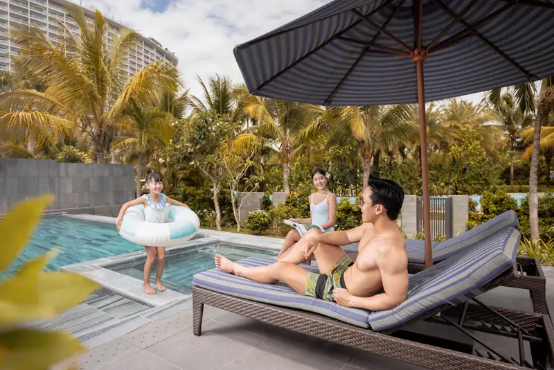 Gia đình thư giãn bên hồ bơi riêng villa Mikazuki Đà Nẵng
