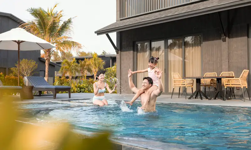 Trẻ em vui chơi ở hồ bơi riêng villa The Ryokan